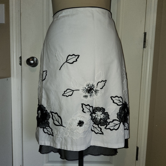 Bianca Nygard black and white skirt with sequined flower applicaes size 14 - Picture 2 of 13